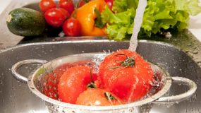 Πώς να ξεπλένετε τα φυτοφάρμακα από τα φρούτα και τα λαχανικά σας