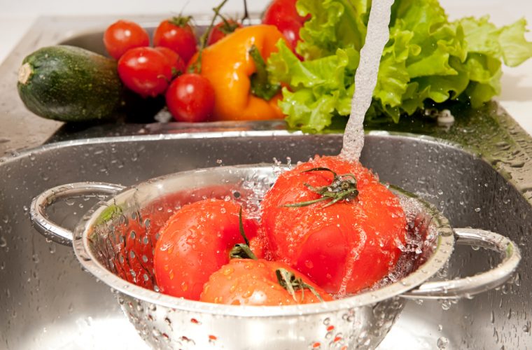 Πώς να ξεπλένετε τα φυτοφάρμακα από τα φρούτα και τα λαχανικά σας