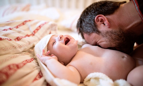 Γιατί οι μπαμπάδες πρέπει να ασχολούνται με το νεογέννητο - Ποια είναι τα οφέλη για το μωρό