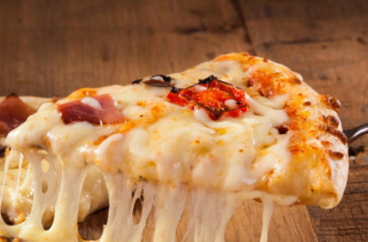 Να πώς να ξαναζεστάνετε σωστά την πίτσα (και δεν γίνεται ούτε στον φούρνο, ούτε στα μικροκύματα)