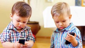 Γονείς προσοχή, Οι ειδικοί προειδοποιούν για ποιο λόγο δεν πρέπει να δίνετε το κινητό στα παιδιά