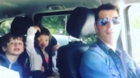 Ο Σάκης τραγουδάει με τα παιδιά του και «ρίχνει» το instagram (vid)