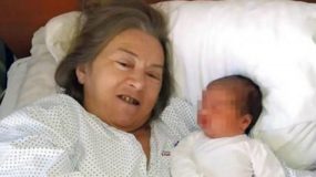Έκανε παιδί στα 60 της μετά από 20 χρόνια προσπαθειών κι ο άντρας της την παράτησε (εικόνες)