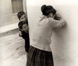 22 φωτογραφίες που δείχνουν πως έπαιζαν τα παιδιά στην παλιά Ελλάδα