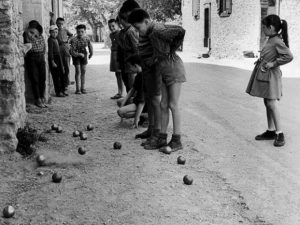 22 φωτογραφίες που δείχνουν πως έπαιζαν τα παιδιά στην παλιά Ελλάδα