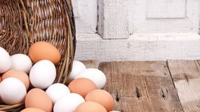 Λύθηκε το μυστήριο: Να σε τι διαφέρουν, τελικά, τα λευκά από τα καφέ αυγά