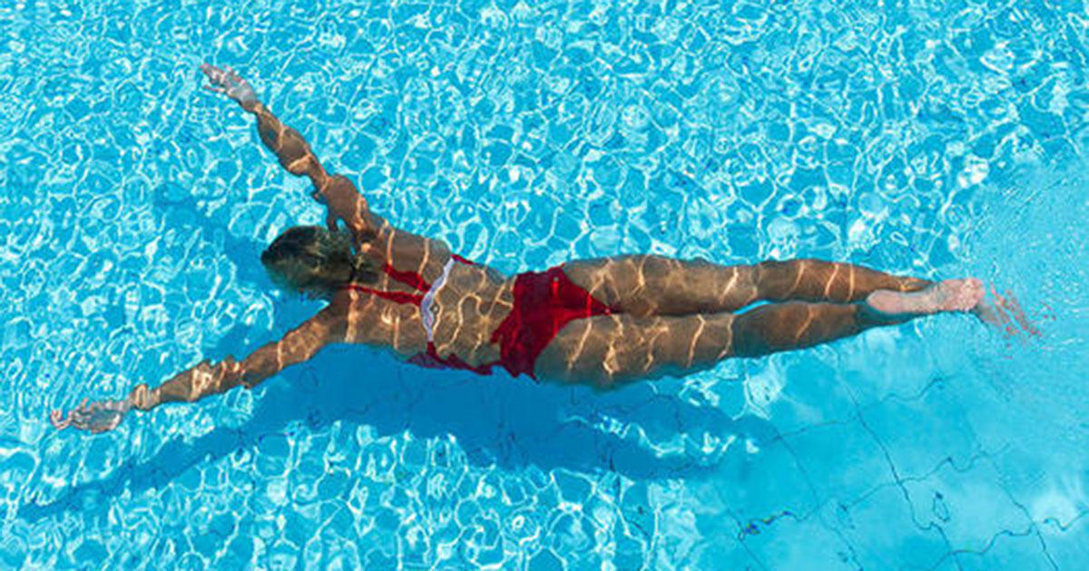 «Λιώσε» το λίπος με crosswim! To πρόγραμμα 30 λεπτών για να κάψεις 300 θερμίδες και να καις όλη μέρα!
