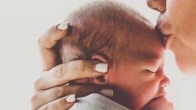 Έρευνα: όσο περισσότερο αγκαλιάζουμε ένα μωρό τόσο πιο έξυπνο γίνεται!