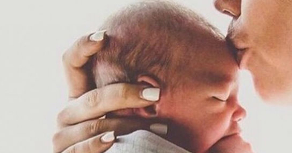 Έρευνα: όσο περισσότερο αγκαλιάζουμε ένα μωρό τόσο πιο έξυπνο γίνεται!
