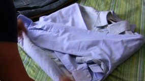 Πως να κρατήσεις σιδερωμένο το γιακά ενός πουκάμισου μέσα στη βαλίτσα