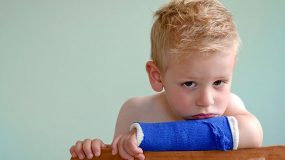 Τι να κάνετε αν το παιδί σας τραυματιστεί σε ατύχημα – Πρακτικές συμβουλές