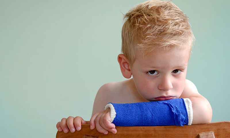 Τι να κάνετε αν το παιδί σας τραυματιστεί σε ατύχημα – Πρακτικές συμβουλές