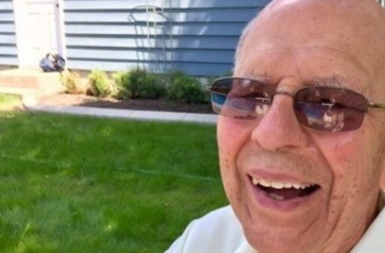 Ένας 94χρονος χήρος βρήκε τον πιο γλυκό και ανθρώπινο τρόπο για να μη νιώθει μοναξιά