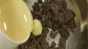 Ρίχνει κομμάτια σοκολάτας σε μια κατσαρόλα και προσθέτει ζαχαρούχο γάλα. Το αποτέλεσμα δεν περιγράφεται με λόγια!