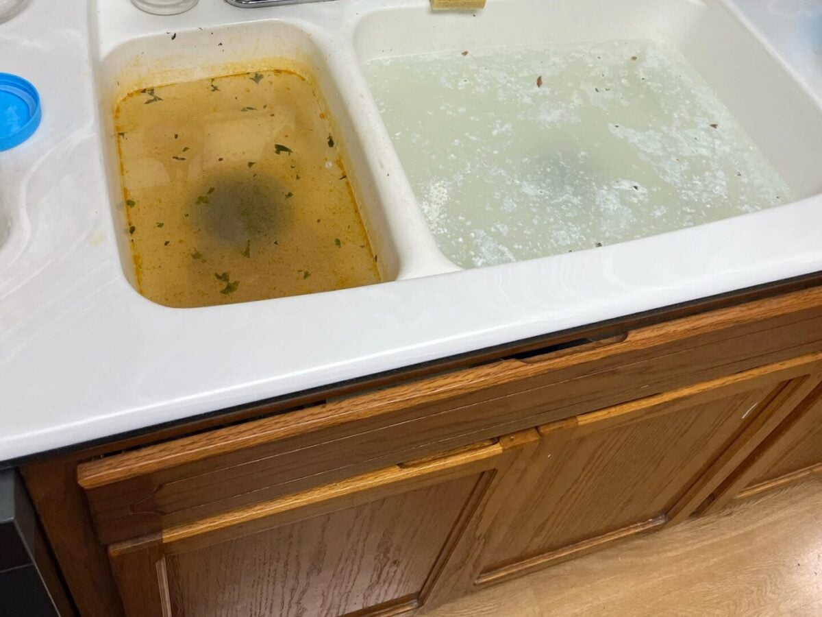 Το κόλπο για να μην βουλώνουν ποτέ τα σιφώνια σε μπάνιο και νεροχύτη