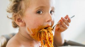 “Σταμάτα να τρως τόσο!” – Εσείς τι σχόλια κάνετε για τη διατροφή και το σώμα του παιδιού σας;