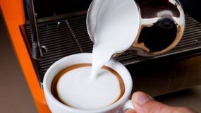 Καφές το πρωί: Γιατί πρέπει να ΜΗΝ τον πίνετε με άδειο στομάχι