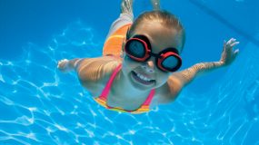 4 διασκεδαστικά παιχνίδια στη θάλασσα που μαθαίνουν στα παιδιά να κολυμπούν