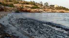Πετρελαιοκηλίδα – γίγαντας στην Αττική: Μάθετε τα πάντα για την υγεία και την ασφάλειά σας