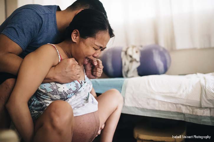 15 συγκλονιστικές φωτογραφίες μαμάδων την ώρά που φέρνουν στον κόσμο το μωράκι τους