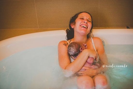15 συγκλονιστικές φωτογραφίες μαμάδων την ώρά που φέρνουν στον κόσμο το μωράκι τους