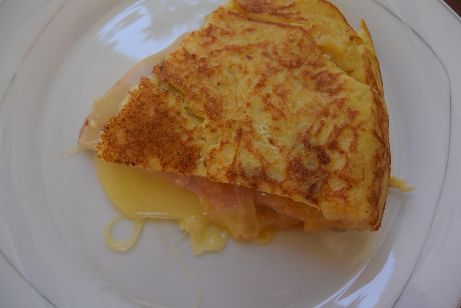 ΔΕΙΤΕ τι μπορείτε να φτιάξετε με ελάχιστα υλικά όπως αυγά,τυρί του τοστ !!! Ενα γρήγορο χορταστικό Τ Ε Λ Ε Ι Ο γεύμα
