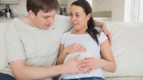 Εγκυμοσύνη: 5 κόλπα για να κλωτσήσει το μωρό