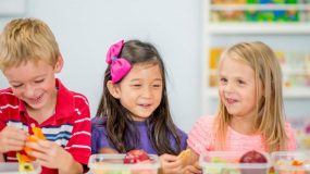 4 εύκολα tips για να κάνετε το σνακ των παιδιών πιο υγιεινό