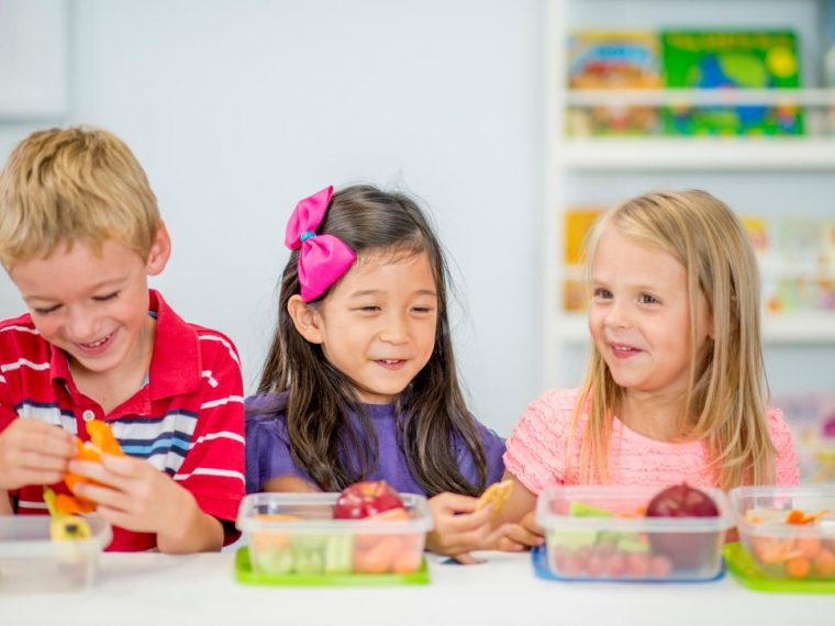 4 εύκολα tips για να κάνετε το σνακ των παιδιών πιο υγιεινό