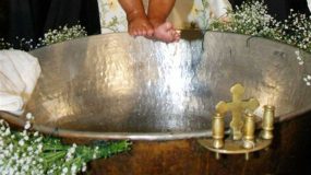 Είναι παράνομο να ζητούν οι ιερείς λεφτά σε βαφτίσεις και γάμους;