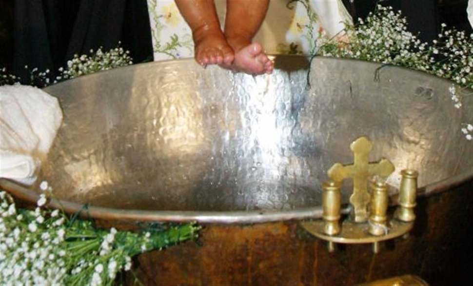 Είναι παράνομο να ζητούν οι ιερείς λεφτά σε βαφτίσεις και γάμους;