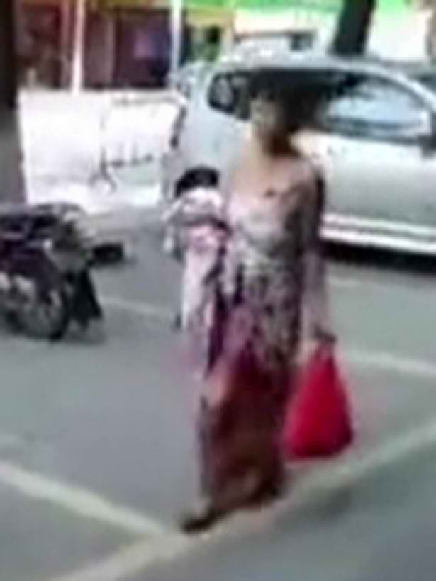 Γυναίκα γεννάει μέσα στην μέση του δρόμου παίρνει το παιδί και συνεχίζει σαν να μην έγινε τίποτα
