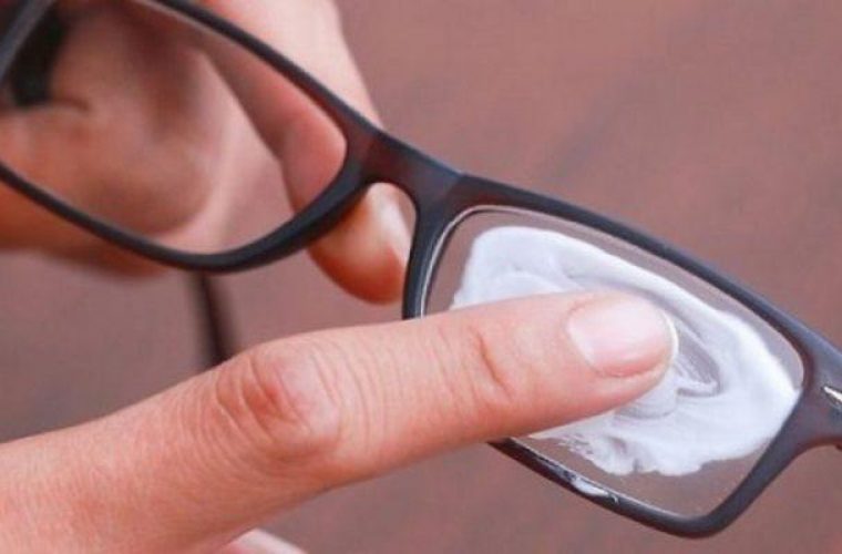 Έτσι θα «διώξεις» τις γρατζουνιές από τους φακούς των γυαλιών σου!