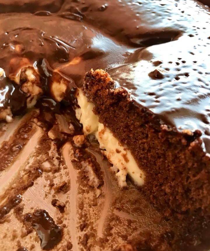 Κέικ κρατήρας .Σοκολατένιο κέικ με κρέμα βανίλια