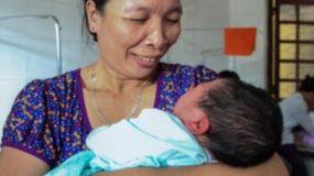 Απίστευτο: Βιετναμέζα γέννησε μωρό – γίγαντα 7,1 κιλών! (εικόνες)
