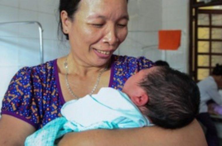 Απίστευτο: Βιετναμέζα γέννησε μωρό – γίγαντα 7,1 κιλών! (εικόνες)