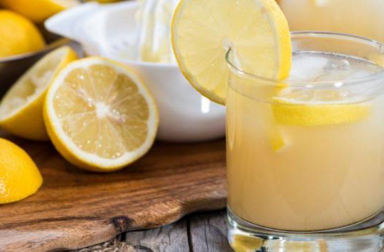 15 προβλήματα υγείας που αντιμετωπίζει ο χυμός λεμονιού