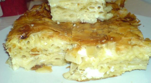 Μια πανάλαφρη νόστιμη πίτα με μακαρόνια και τυρί φέτα.