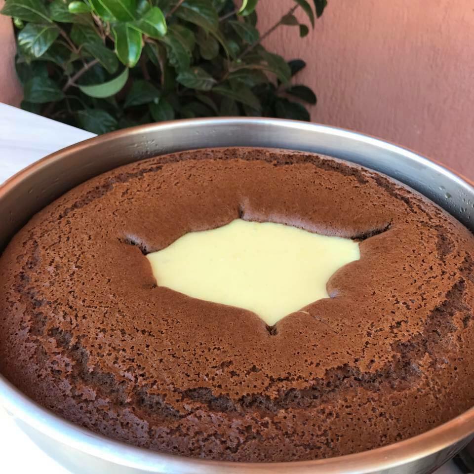 Κέικ κρατήρας .Σοκολατένιο κέικ με κρέμα βανίλια