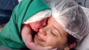Αυτό το νεογέννητο αγκαλιάζει το πρόσωπο της μαμάς του λίγα δευτερόλεπτα μετά την γέννα (vid)