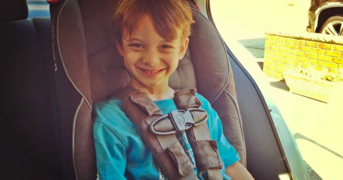 Η μαμά αυτή ακόμη βάζει το πεντάχρονο γιο της σε παιδικό κάθισμα αυτοκινήτου. Το post που έγινε viral.