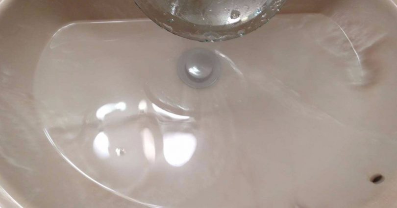 5 Αποτελεσματικές λύσεις για να ξεβουλώσετε τον μονίμως βουλωμένο νιπτήρα του μπάνιου σας ΧΩΡΙΣ να καλέσετε υδραυλικό!