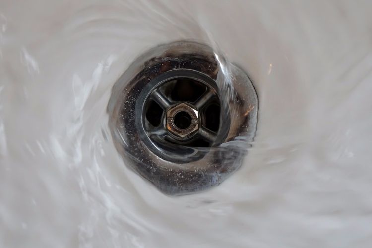 5 Αποτελεσματικές λύσεις για να ξεβουλώσετε τον μονίμως βουλωμένο νιπτήρα του μπάνιου σας ΧΩΡΙΣ να καλέσετε υδραυλικό!