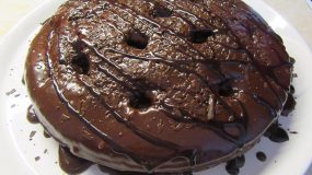 Σοκολατένιο εύκολο κέικ με λίγα υλικά
