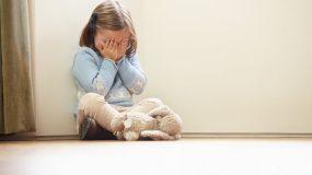 «Πήγαινε γρήγορα στο δωμάτιό σου»: Μήπως αυτή η πρακτική τραυματίζει τα παιδιά;