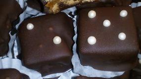 Ενα απλο κεικ με γεμιση μαρμελαδα βερικοκο μετατρεπεται σε σοκολατακια