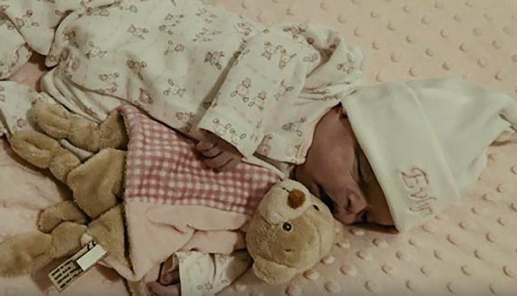 Γονείς κράτησαν το άψυχο σώμα του μωρού τους για 16 μέρες πριν το αποχαιρετίσουν στην τελευταία του κατοικία