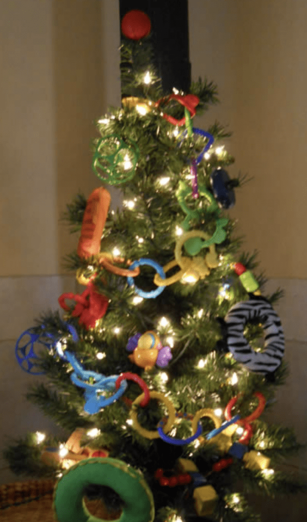 "Ευρηματικές ιδέες" για να προστατέψετε το Χριστουγενννιάτικο δέντρο από τα παιδιά