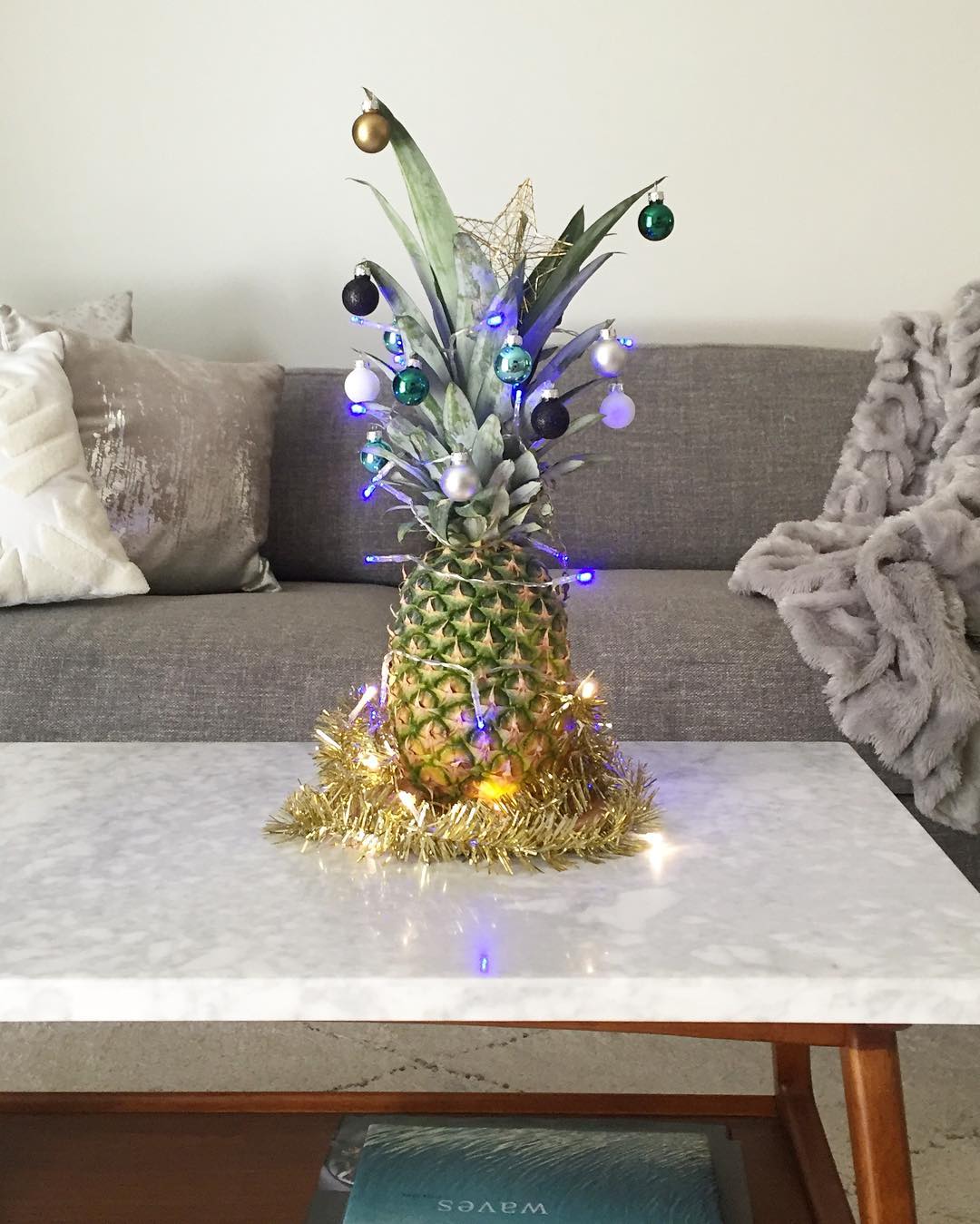 Η νέα τάση στα χριστουγεννιάτικα δέντρα είναι οι ανανάδες