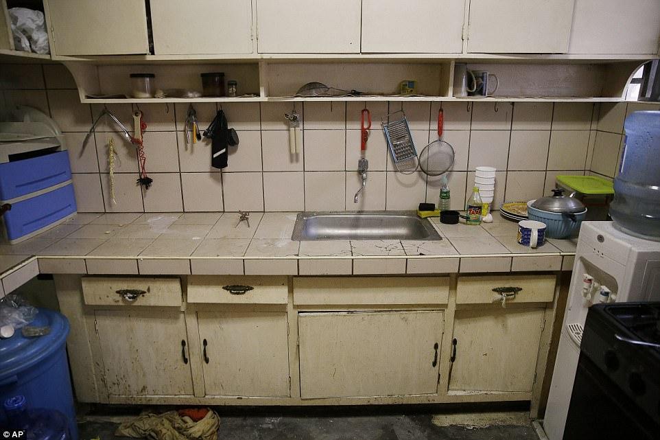 Σοκαριστικές εικόνες που μέσα από το σπίτι ενός παιδόφιλοu 18 παιδοφιλος σπιτι19